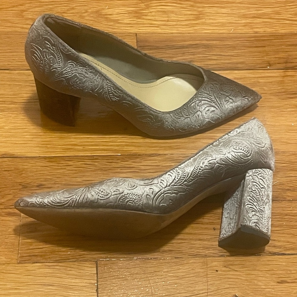 Marc Fisher silver-gray pointed-toe velvet patterned block heels, size 6.5